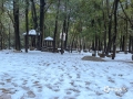 中国天气网讯 受强冷空气影响，21日广西贺州姑婆山迎来2022年的第一场雪，皑皑白雪覆盖了山间、树梢、地面，给姑婆山景区换上了另一番美景，游人开心地玩起了堆雪人，妙趣横生。（文/黄丽娜 图/毛琪 潘春江）