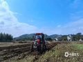 2月23日，广西各地结束了持续一个月的低温阴雨天气，天空放晴，各地农友积极开展农事活动。图为2月24日，贺州八步区莲塘镇长湾村田间地头一片繁忙景象，农户根据天气预报抓住有利天气及时开展田地除草、备种、备肥等春耕春播工作。（文/黎大美 图/毛琪）