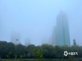 3月25日清晨，南宁出现浓雾天气，局地能见度小于200米，给交通出行带来一定影响。图为南宁城区大雾弥漫。（图文/刘英轶）
