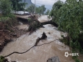 4月25日，桂林恭城观音乡遭受强降雨袭击，其中06-07时仅1小时降雨量就高达61.7毫米。强降雨导致河流水位迅速上涨、水流汹涌，一处河流滚水坝受损严重。（文/邓树荣 图/蒋治宇）