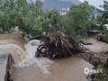 4月25日，桂林恭城觀音鄉(xiāng)遭受強(qiáng)降雨襲擊，其中06-07時(shí)僅1小時(shí)降雨量就高達(dá)61.7毫米。強(qiáng)降雨導(dǎo)致河流水位迅速上漲、水流洶涌，一處河流滾水壩受損嚴(yán)重。（文/鄧樹榮 圖/蔣治宇）