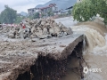 4月25日，桂林恭城观音乡遭受强降雨袭击，其中06-07时仅1小时降雨量就高达61.7毫米。强降雨导致河流水位迅速上涨、水流汹涌，一处河流滚水坝受损严重。（文/邓树荣 图/蒋治宇）