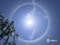 中国天气网讯 “快看，大太阳被光环围绕，好壮观！”5月5日中午，平乐、阳朔两地出现日晕奇观，太阳“自带光环”，吸引了路人的围观。（文/廖璇 图/刘婷 蒋小玲 周周）