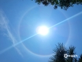 中国天气网讯 “快看，大太阳被光环围绕，好壮观！”5月5日中午，平乐、阳朔两地出现日晕奇观，太阳“自带光环”，吸引了路人的围观。（文/廖璇 图/刘婷 蒋小玲 周周）