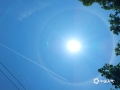 中国天气网讯 “快看，大太阳被光环围绕，好壮观！”5月5日中午，平乐、阳朔两地出现日晕奇观，太阳“自带光环”，吸引了路人的围观。（文/廖璇 图/刘婷 蒋小玲 周周）