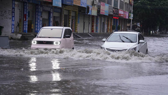强降雨突袭钦州  城区部分路段积水严重