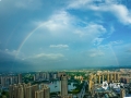 中国天气网广西站讯 6月1日清晨，钦州市城区阵雨过后，天空上出现一道美丽的彩虹。（文/李斌喜 图/陈琳 ）