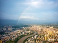 中国天气网广西站讯 6月1日清晨，钦州市城区阵雨过后，天空上出现一道美丽的彩虹。（文/李斌喜 图/龙现富 ）