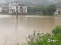 中国天气网广西站讯 自6月3日以来，桂林多地出现强降雨天气，灾情频发。监测显示，6月3日至今天（5日），灵川县辖区内普降暴雨。多个乡镇出现洪水倒灌、河道猛涨、农田被淹、乡道被洪水冲毁等灾害。桂林市气象台也于5日01时05分更新发布暴雨红色预警信号，持续的强降雨导致桂林市区大风山等多路段积水，交通受阻。（图/彭文婧 林政 文/彭文婧 邓苏花雨 ）