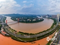 6月上中旬，广西强降雨频繁，江河湖泊水位上涨。受上游来水和本区域降水共同影响，首府南宁的邕江河水浑浊泛黄，市区内一些湖泊水体在夕阳照耀下呈现出橘黄色。图片为6月12日午后拍摄。（图文/曾海科）