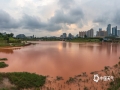 6月上中旬，广西强降雨频繁，江河湖泊水位上涨。受上游来水和本区域降水共同影响，首府南宁的邕江河水浑浊泛黄，市区内一些湖泊水体在夕阳照耀下呈现出橘黄色。图片为6月12日午后拍摄。（图文/曾海科）