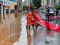中国天气网广西站讯 6月14日，梧州市遭遇强降雨，城区路段积水严重，给市民出行造成不便。（图文/苏李春 李玮东）