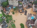 中国天气网广西站讯 6月14日，梧州市遭遇强降雨，城区路段积水严重，给市民出行造成不便。（图文/苏李春 李玮东）