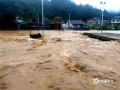 中国天气网广西站讯  近日，受强降雨影响，融水良寨由于河水上涨，部分公路和低洼处被淹 （图/李嗣标 ）