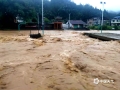 中國天氣網廣西站訊  近日，受強降雨影響，融水良寨由于河水上漲，部分公路和低洼處被淹 （圖/李嗣標 ）