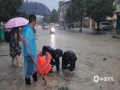 图为金城江河池镇街道被淹成河。（文/陈丽娜 图/卢森汉）