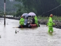 图为河池金城江一混凝土公司被洪水围困的8人全部被成功转移。（图/王川）