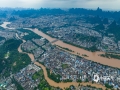 中国天气网广西站讯 6月19日晚到20日白天，桂林北部出现暴雨到大暴雨，且目前降水还在持续。根据桂林水文中心发布的洪峰信息，漓江桂林水文站于6月20日20时45分出现147.35米（警戒水位146.0米）的洪峰水位，超警1.35米，为今年以来最高洪峰水位。（图文/阳薇）