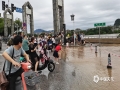 图为桂林解放桥下穿通道积水严重，无法通行。（图/王方升）