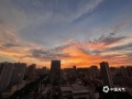 中国天气网广西站讯 7月10日傍晚，南宁市出现绚丽的晚霞，晚霞染红了半边天空，与城市建筑相映成景，宛如一幅绝美的油画。（图文/周玉）