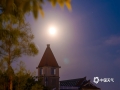 7月13日晚，今年最大超级月亮亮相广西钦州。明亮的月光下，城市显得美妙绝伦。（图文/李斌喜）