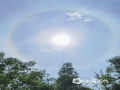 中国天气网广西站讯 今天（19日）中午，南宁市上空出现日晕景观，一圈巨大光环围绕在太阳四周，太阳就好像戴上了美瞳，十分壮观。（文/卢威旭 图/罗敏）