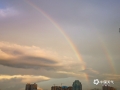 中国天气网广西站讯 7月21日下午至傍晚，北海市区雨后现美丽双彩虹，直冲天际，犹如一座七彩桥，横跨天空两端。（图文/覃俊元）