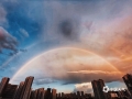 中国天气网广西站讯 7月21日下午至傍晚，北海市区雨后现美丽双彩虹，直冲天际，犹如一座七彩桥，横跨天空两端。（图文/覃俊元）
