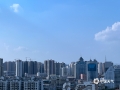中国天气网广西站讯 8月23日，广西南宁市天空出现“丁达尔效应”，数道“光瀑”从天而降，十分壮观。傍晚时分，夕阳西下、霞光万丈，还为城市增添了浪漫气息。（图文/周玉）