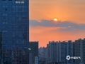 中国天气网广西站讯 8月23日，广西南宁市天空出现“丁达尔效应”，数道“光瀑”从天而降，十分壮观。傍晚时分，夕阳西下、霞光万丈，还为城市增添了浪漫气息。（图文/周玉）