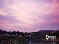 中国天气网广西站讯 8月24日傍晚，百色市大码头上的天空像是加了层粉紫色的滤镜，浓郁又热烈。晚霞照映在湖面当中，湖面的水波光粼粼，五彩缤纷。（图文/陆妮）