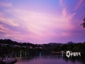 中国天气网广西站讯 8月24日傍晚，百色市大码头上的天空像是加了层粉紫色的滤镜，浓郁又热烈。晚霞照映在湖面当中，湖面的水波光粼粼，五彩缤纷。（图文/陆妮）