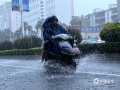 中国天气网广西站讯 8月26日中午，受台风“马鞍”残余环流影响，广西南宁市暴雨如注，给市民出行造成不便。（图文/周玉）