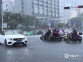 中国天气网广西站讯 8月26日中午，受台风“马鞍”残余环流影响，广西南宁市暴雨如注，给市民出行造成不便。（图文/周玉）