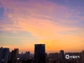 中国天气网讯 近日，广西南宁维持晴热天气，橘红色的晚霞渲染了傍晚的天空，美的如同油画一般，令人沉醉。（图文/黄丽娜）