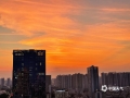 中国天气网讯 近日，广西南宁维持晴热天气，橘红色的晚霞渲染了傍晚的天空，美的如同油画一般，令人沉醉。（图文/黄丽娜）