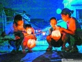 9月10日晚，在灵川县大圩古镇，居民们通过制作柚灯，感受中秋佳节的浓厚氛围。 秦艳涛 摄