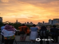 中国天气网讯 22日傍晚，南宁披上了温柔的霞光，天空像是镀上一层金黄色，太惊艳了！（图文/郁海蓉 老曾）