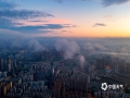 中国天气网讯 今天（10月2日）是国庆长假的第二天，由于受昨天降雨的影响，旭日初升的南宁城区晨雾、朝霞相互照映，构成了一幅极其壮美的画卷。（图文/曾海科）