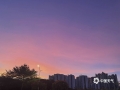 中国天气网讯 11月的第一天，台风“尼格”越来越近，傍晚广西各地迎来了绝美晚霞，有的浓郁热烈，有的如梦如幻如雾如纱，唯美浪漫。（文/黄丽娜 图/周美丽）