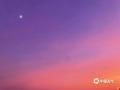 中国天气网广西站讯 10月31日傍晚，玉林的天空“红”了！晚霞天空如一副油墨画，梦幻极了。（文/曾茂桂 图/高超 杨礼斌）