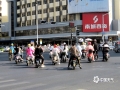 中国天气网讯 立冬已过，但南宁城区却还是又晒又热，今天（12日）15时气温升到31度暖到冒汗，街上短袖与遮阳帽“齐飞”。（图文/郁海蓉）