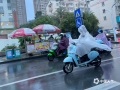 中国天气网讯 11月17日早高峰时，干旱已久的广西南宁迎来了降雨，09时前6小时良庆区雨量最大达80毫米，市民冒雨骑行。（图文/黄丽娜）