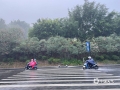 中国天气网讯 11月17日早高峰时，干旱已久的广西南宁迎来了降雨，09时前6小时良庆区雨量最大达80毫米，市民冒雨骑行。（图文/黄丽娜）