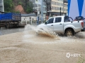 11月19日08时至09时，百色那坡县城一小时降雨量达到31.1毫米，倾盆大雨导致多处内涝。（图文/谭金闪）