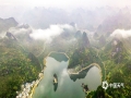 中国天气网讯 近日，广西被阴雨天气笼罩，南宁北部县（区）山间晨雾缥缈，云雾缭绕，远处的山就如中国写意的水墨画一般。（图文/曾海科）