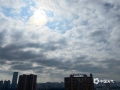 中国天气网讯 南宁天空上演大变脸，昨天（4日）还是雨雾连绵，冷雨霏霏的天气，今天（5日）阴雨就被冷空气一扫而空，太阳冲破云层，阳光明媚。图为5日南宁阳光明媚。（图文/黄丽娜）