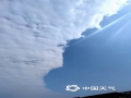 中国天气网讯 大年初四，桂林上空出现“阴阳天”，一半白云一半蓝天，这种云学名叫“透光高积云”，是高积云的一种正常现象，由中高空存在不同方向、不同水汽含量的气流造成的。（文/胡静 图/赵祖华 蒋婧婧）