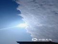 中国天气网讯 大年初四，桂林上空出现“阴阳天”，一半白云一半蓝天，这种云学名叫“透光高积云”，是高积云的一种正常现象，由中高空存在不同方向、不同水汽含量的气流造成的。（文/胡静 图/赵祖华 蒋婧婧）