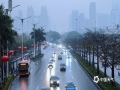 中国天气网讯 立春日当天（2月4日），广西南宁雨雾交加， 能见度较低，道路湿滑，市民撑伞或披雨披出行。（图文/曾海科）